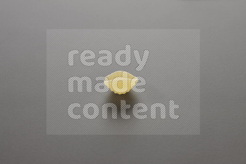 معكرونة ودعة علي خلفية رمادية