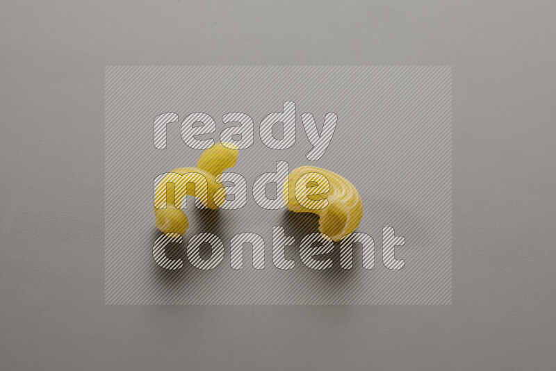 معكرونة تويست مع أنواع أخري من المعكرونة علي خلفية رمادية