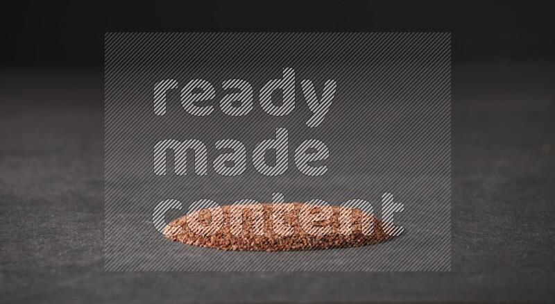 بذور حب الرشاد علي شكل دائرة علي خلفية سوداء