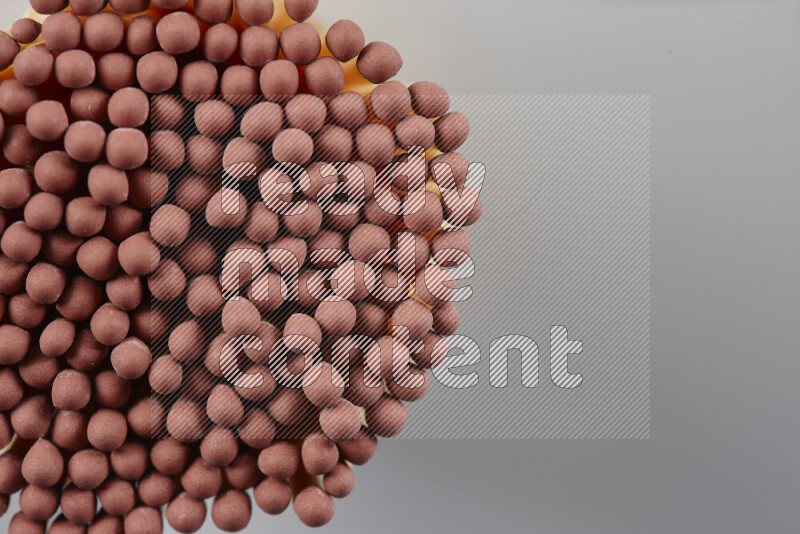 لقطات مقربة لحزمة من أعواد الكبريت علي خلفية رمادية