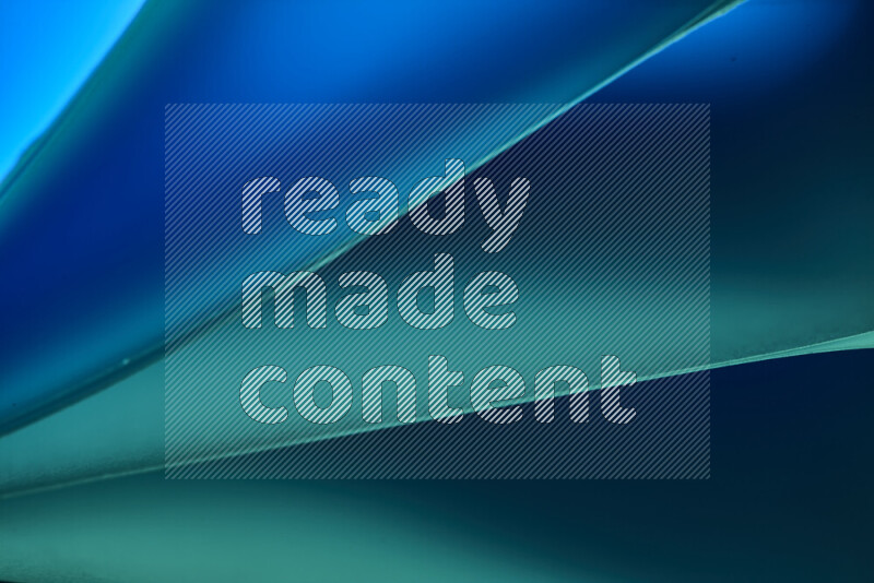 فن تجريدي يعرض منحنيات مع تدرجات الألوان الباردة مكونه بضوء ملون