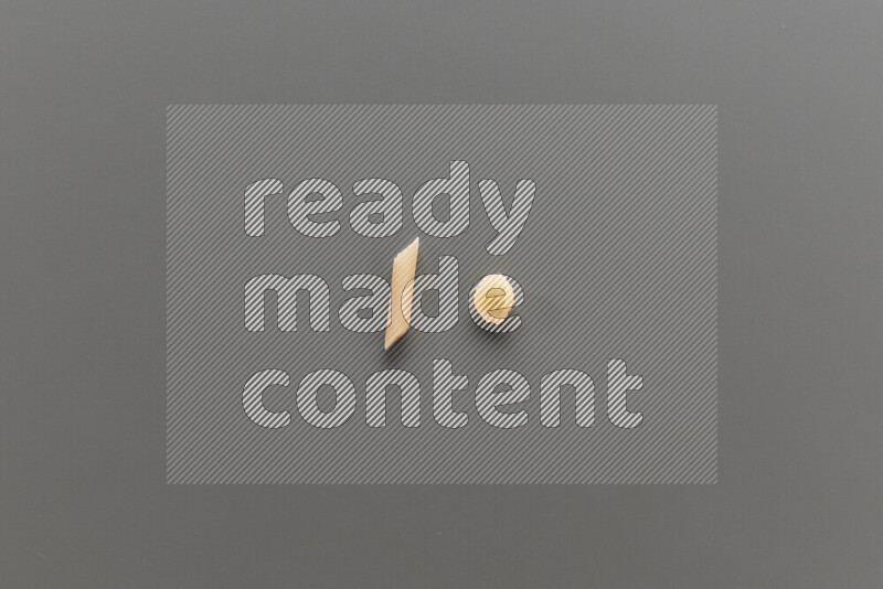 معكرونة فرن صغيرة مع أنواع أخري من المعكرونة علي خلفية رمادية