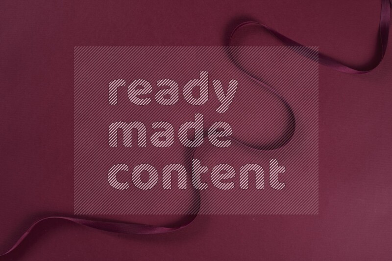 مجموعة من أدوات الخياطة والتفصيل حمراء اللون على خلفية حمراء