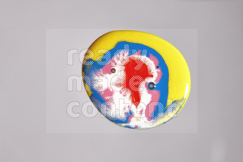 لقطات مقربة لألوان متنوعة تمتزج على خلفية رمادية