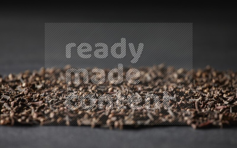 حبوب القرنفل المنتشر علي خلفية سوداء