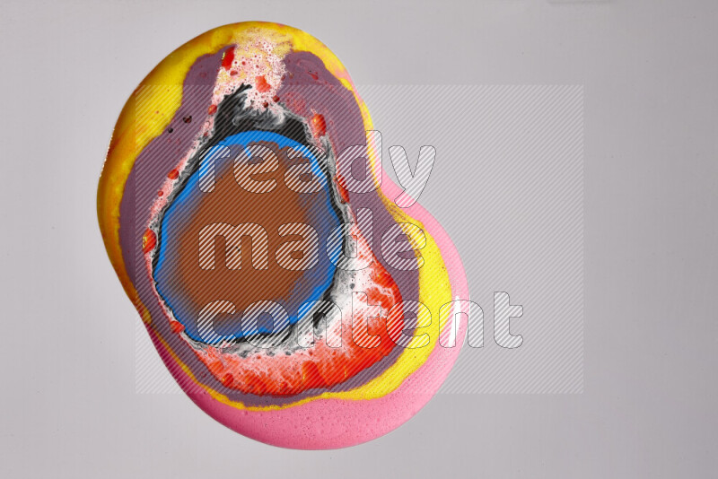 لقطات مقربة لألوان متنوعة تمتزج على خلفية رمادية