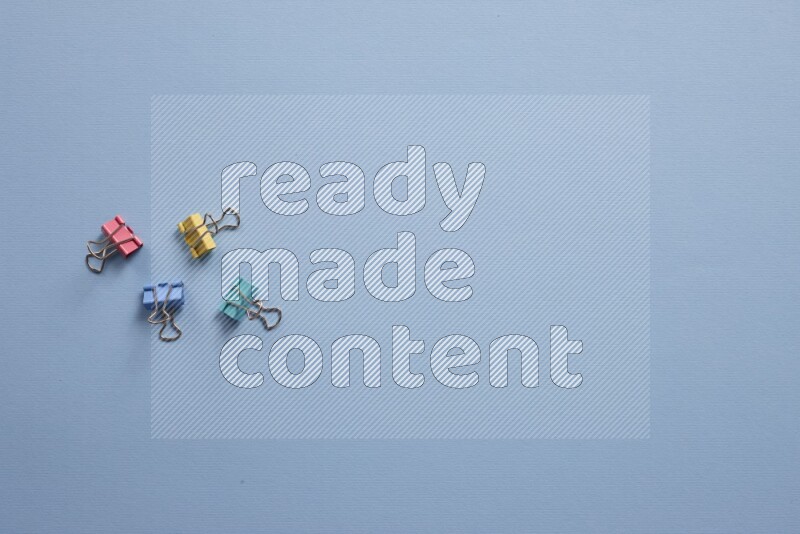 أدوات مدرسة مختلفة علي خلفية زرقاء