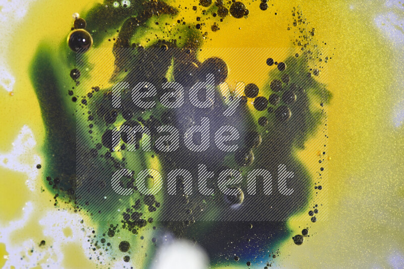 لقطات مقربة لقطرات ألوان مائية صفراء وزرقاء وخضراء على سطح الزيت على خلفية بيضاء