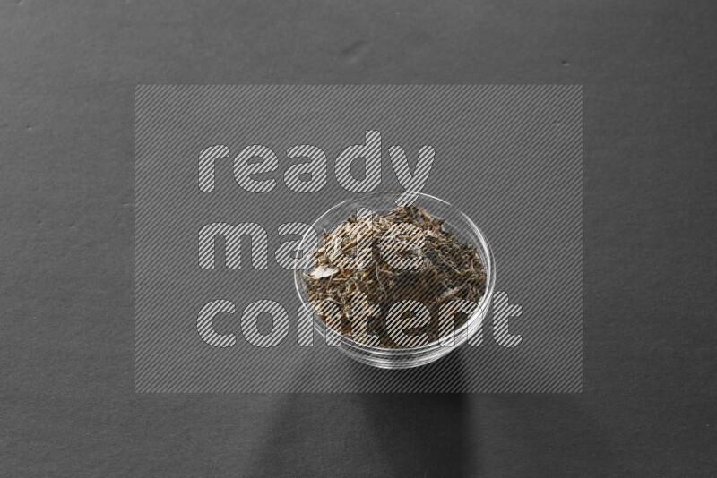 ريحان في وعاء زجاجي علي خلفية سوداء