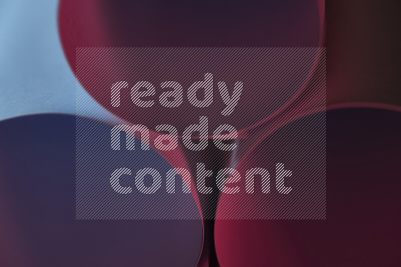 الصورة تعرض فن ورقي تجريدي بأشكال دائرية بدرجات متنوعة من اللون الأزرق والأحمر