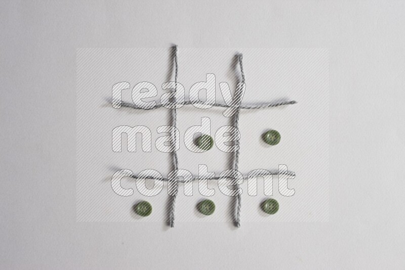 أزرار خضراء موضوعة علي خلفية رمادية