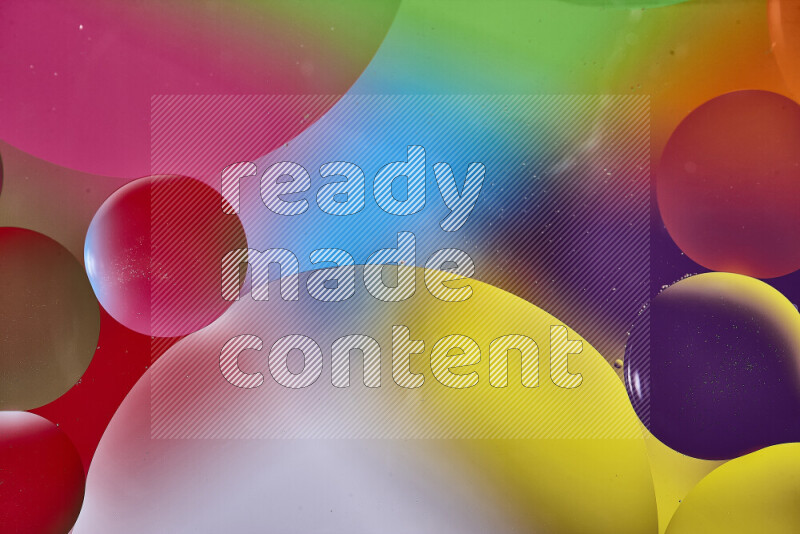 لقطات مقربة لفقاعات من الزيت على سطح الماء بألوان متنوعة