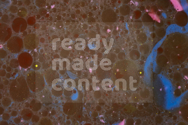 تظهر الصورة أشكال مختلفة من تداخلات اللون الوردي والأزرق والبني