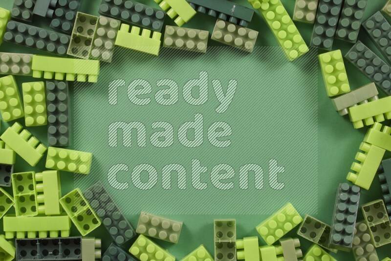 مكعبات بناء بلاستيكية خضراء على خلفية خضراء (ألعاب للأطفال)