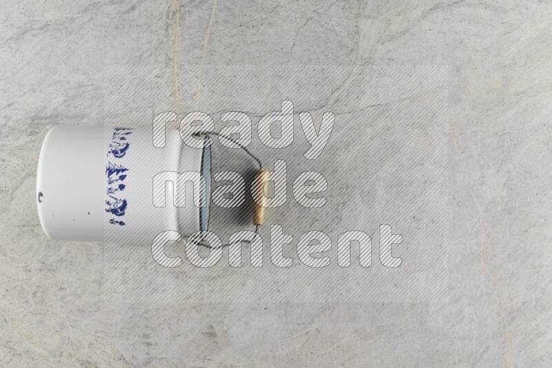 علبة حليب عتيقة على خلفية من الرخام الرمادي