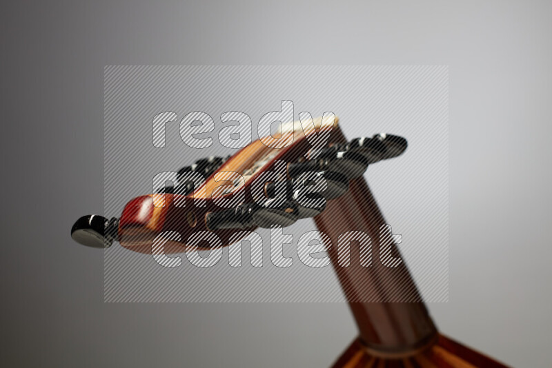 اجزاء من عود خشبي بني على خلفية رمادية