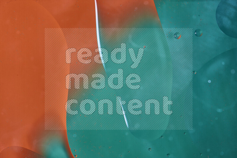 لقطات مقربة لفقاعات من الزيت على سطح الماء باللون الأخضر والبرتقالي