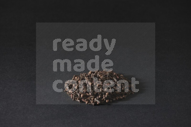 حبوب القرنفل في شكل دائري علي خلفية سوداء