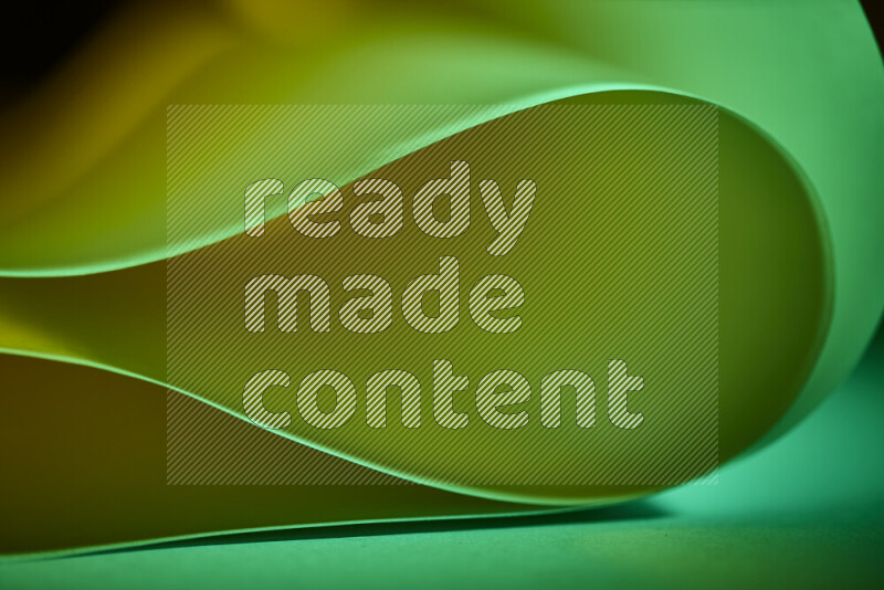 فن تجريدي يعرض منحنيات وتدرجات اللون الأخضر مكونه بضوء ملون