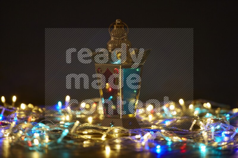 فانوس رمضان تقليدي محاط بأضواء الزينة المتوهجة