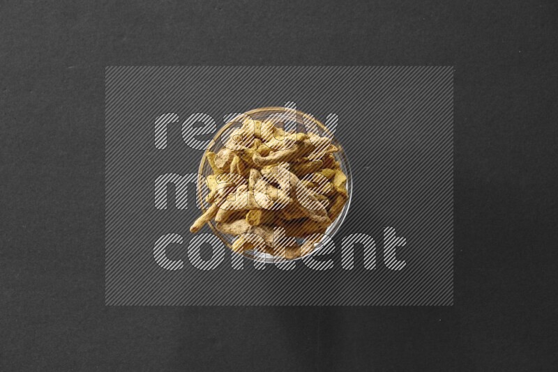 كركم في وعاء زجاجي علي خلفية سوداء