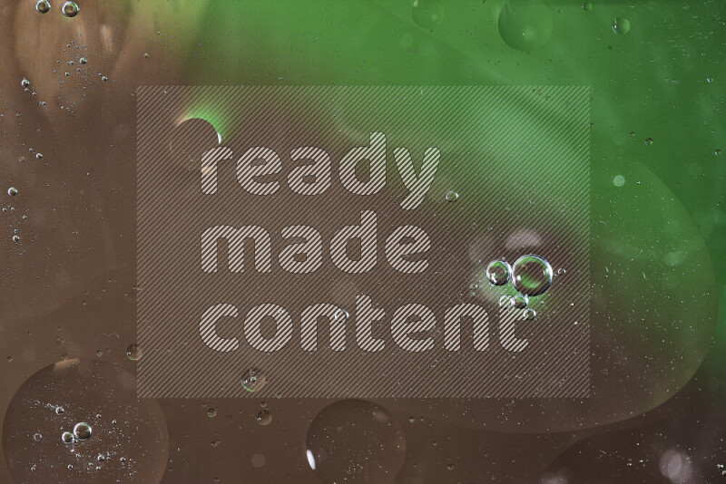 لقطات مقربة لفقاعات من الزيت على سطح الماء باللون الأخضر والبني