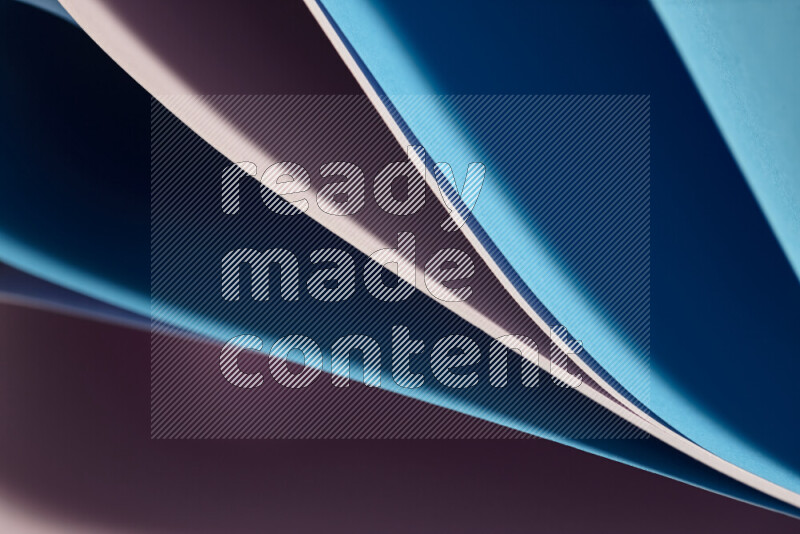 فن تجريدي يعرض المنحنيات المرتبة للأوراق باللون الارجواني والأزرق