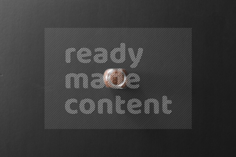 حبوب الكتان في وعاء زجاجي علي خلفية سوداء