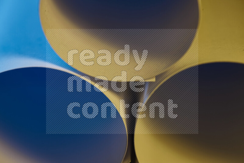 الصورة تعرض فن ورقي تجريدي بأشكال دائرية بدرجات متنوعة من اللون الأزرق والدرجات الدافئة