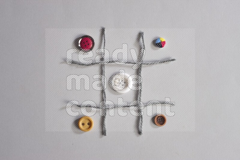 أزرار متعددة اﻷلوان موضوعة علي خلفية رمادية