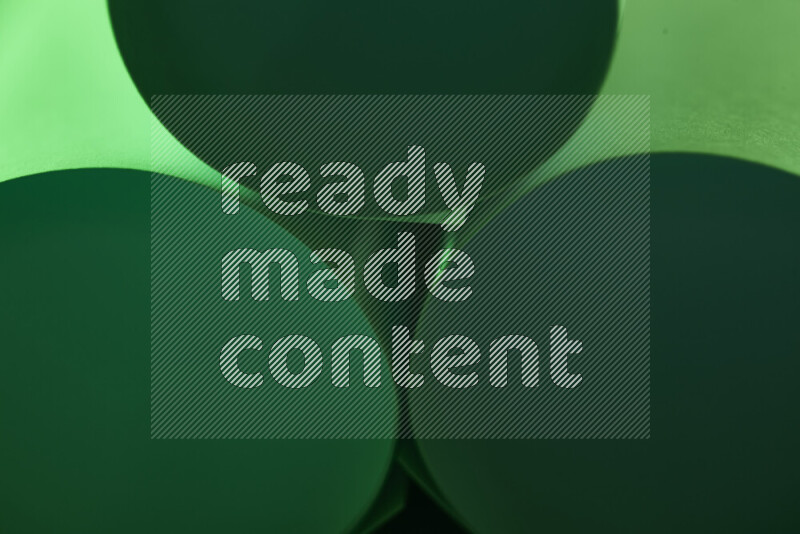 الصورة تعرض فن ورقي تجريدي بأشكال دائرية بدرجات متنوعة من اللون الأخضر