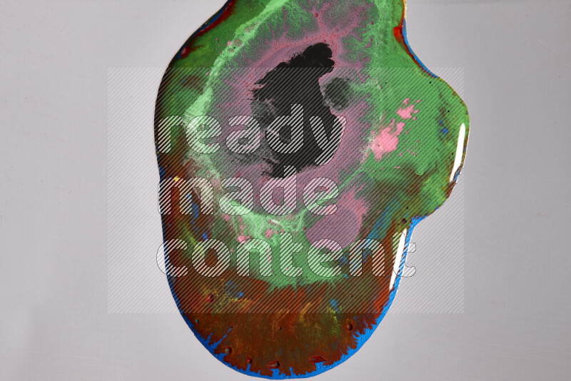 لقطات مقربة لألوان متنوعة تمتزج على خلفية رمادية