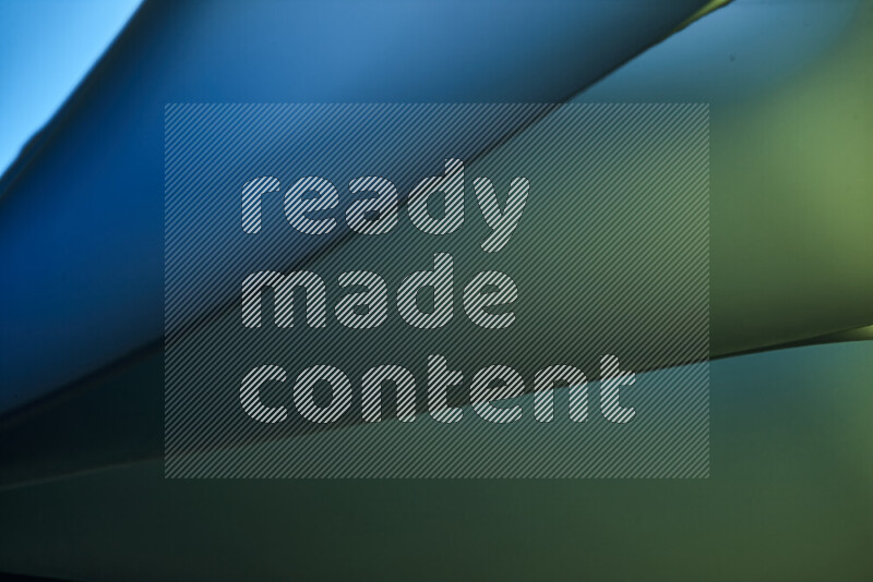 فن تجريدي يعرض منحنيات مع تدرجات الألوان الباردة مكونه بضوء ملون