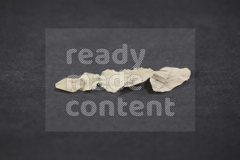 أوراق الغار المجففة علي خلفية سوداء