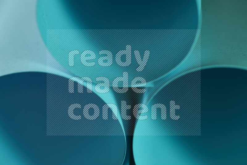 الصورة تعرض فن ورقي تجريدي بأشكال دائرية بدرجات متنوعة من اللون الأزرق