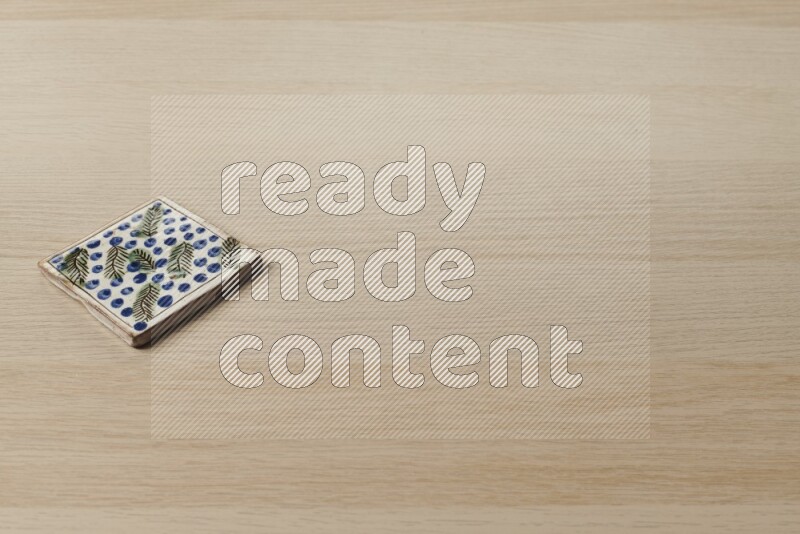 قواعد أكواب مزخرفة على خلفية خشبية فاتحة