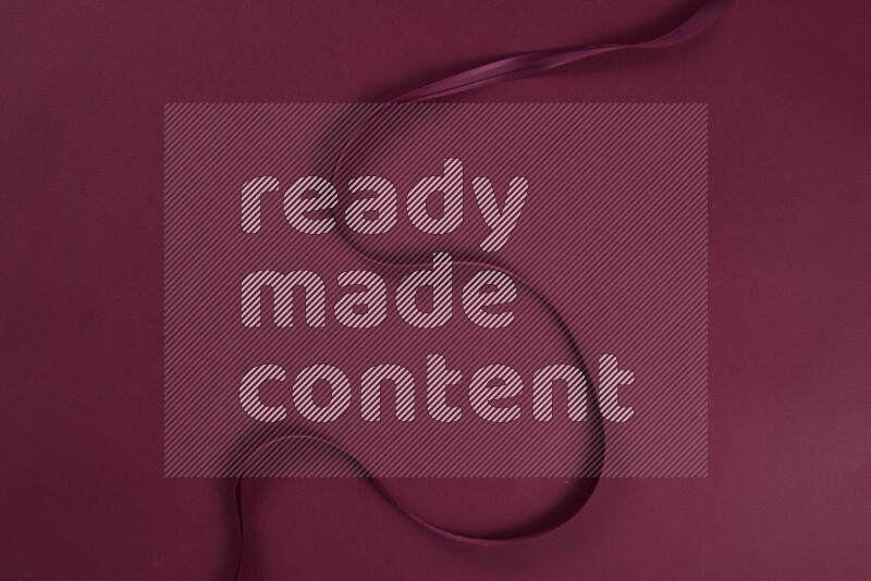 مجموعة من أدوات الخياطة والتفصيل حمراء اللون على خلفية حمراء