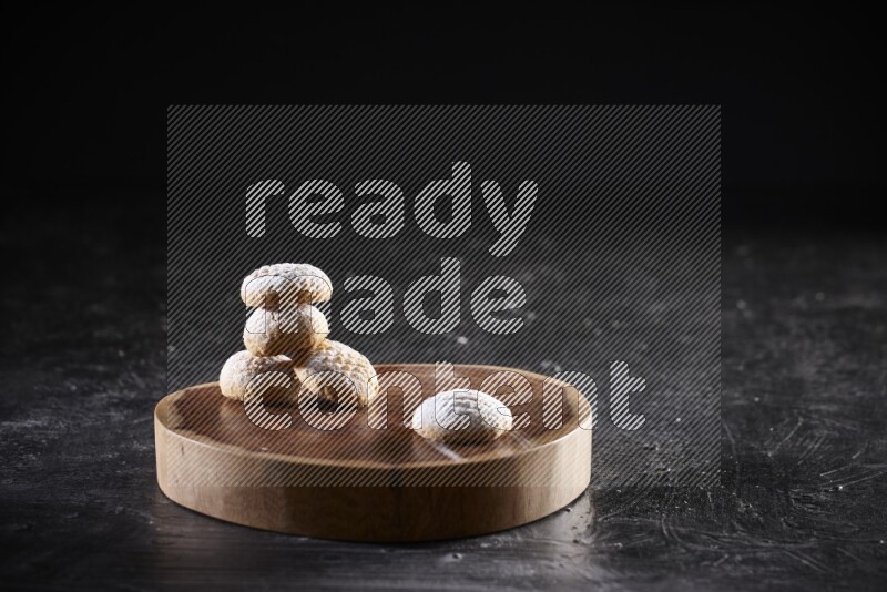 كحك علي صحن تقديم علي خلفية سوداء