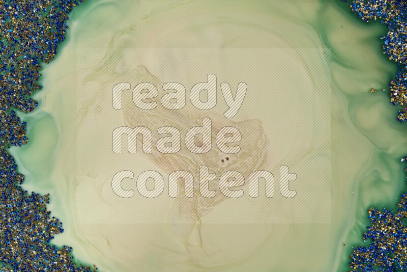 لقطة مقربة لبريق أزرق متلألئ منتشر على خلفية من اللون الأزرق والأخضر في حركات دائرية