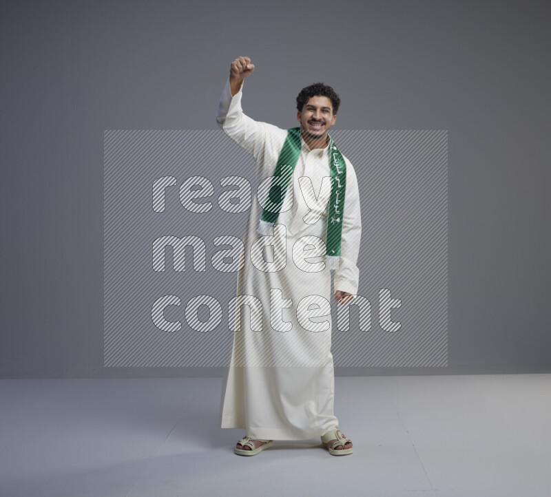 رجل سعودي يرتدي ثوب ابيض و شال يتفاعل مع الكاميرا
