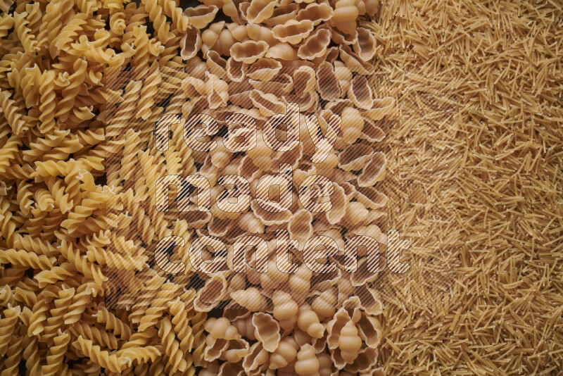 3 انواع معكرونة علي الخلفية كاملة