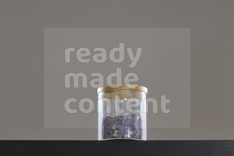 ترتر ملون في وعاء زجاجي علي خلفية سوداء