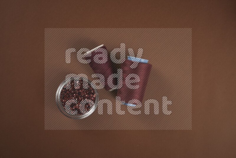 مجموعة من أدوات الخياطة والتفصيل حمراء اللون على خلفية بنية