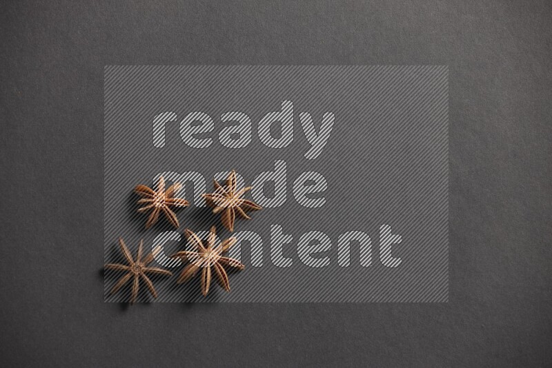 اليانسون النجمي على خلفية سوداء