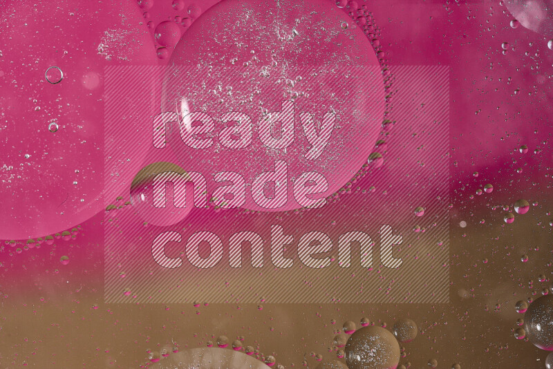 لقطات مقربة لفقاعات من الزيت على سطح الماء باللون الوردي والبني