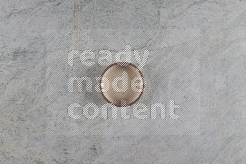 وعاء فرن فخاري متعدد الألوان على خلفية من الرخام الرمادي