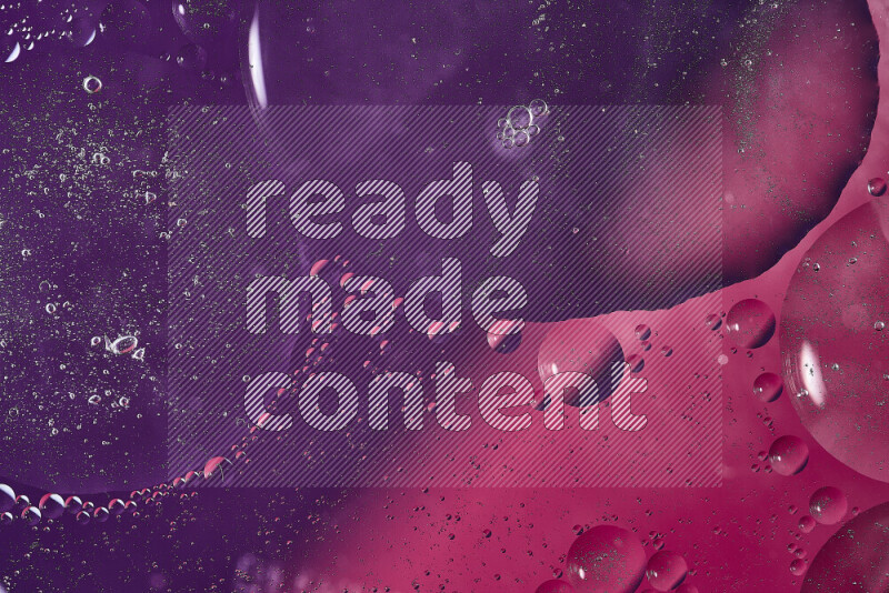 لقطات مقربة لفقاعات من الزيت على سطح الماء باللون الأرجواني والوردي