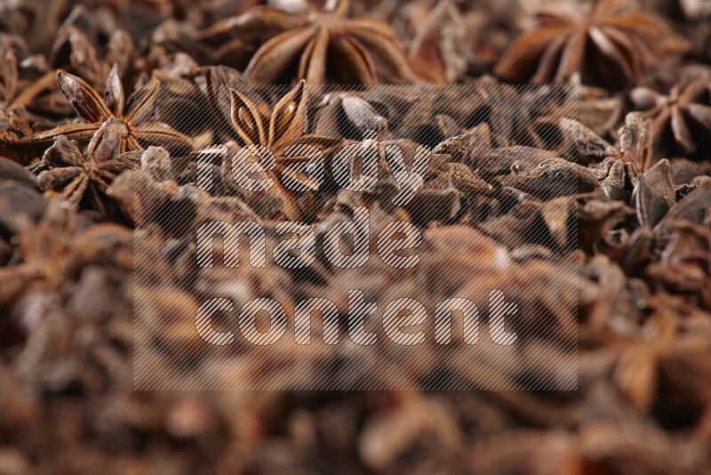 اليانسون النجمي يغطي الإطار على خلفية سوداء