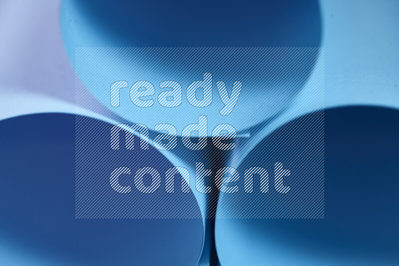 الصورة تعرض فن ورقي تجريدي بأشكال دائرية بدرجات متنوعة من اللون الأزرق