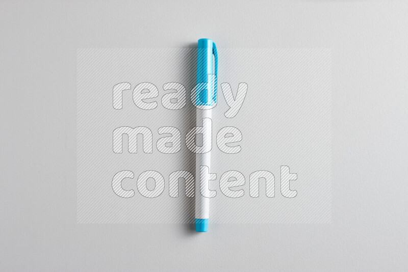 لقطة مقربة تظهر قلما ملونا واحدا بغطاء على خلفية رمادية